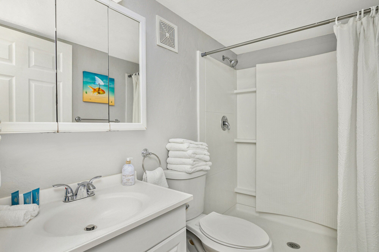 Bathroom 4, Latitude 26 Waterfront Resort & Marina, Lee