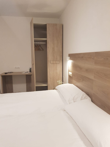 Bedroom 2, Hotel El Cobertizo, Huesca
