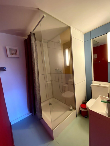 Bathroom 5, Homestay Le Corbusier 5 ieme Rue, Loire