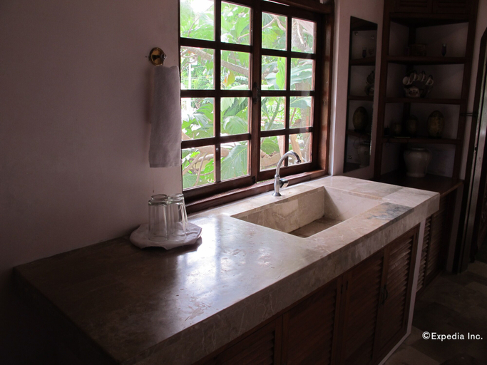 Bathroom 4, Blue Crystal Beach Resort, Puerto Galera