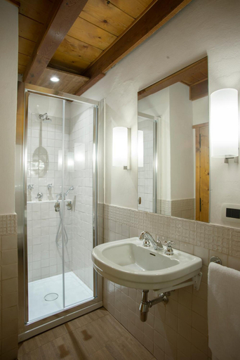 Bathroom 4, Albergo Ristorante Bucaneve, Biella