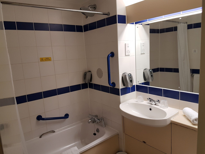 Bathroom 4, Days Inn by Wyndham Sutton Scotney North, Hampshire
