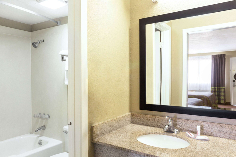 Bathroom 4, Super 8 by Wyndham Tallulah LA, Madison