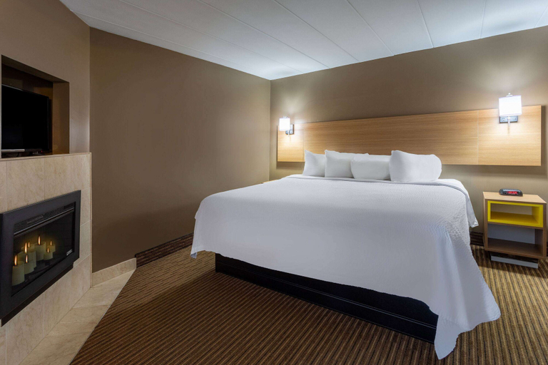 Bedroom 3, Days Inn by Wyndham Birch Run, Saginaw