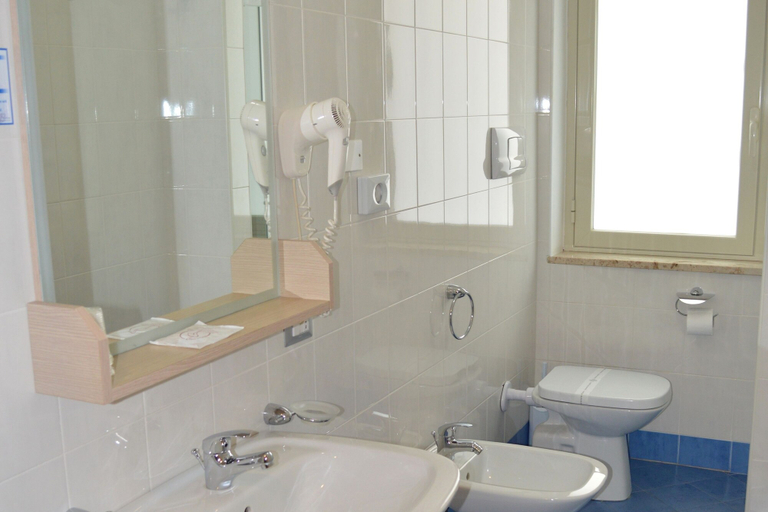 Bathroom 4, La Lanterna, Messina