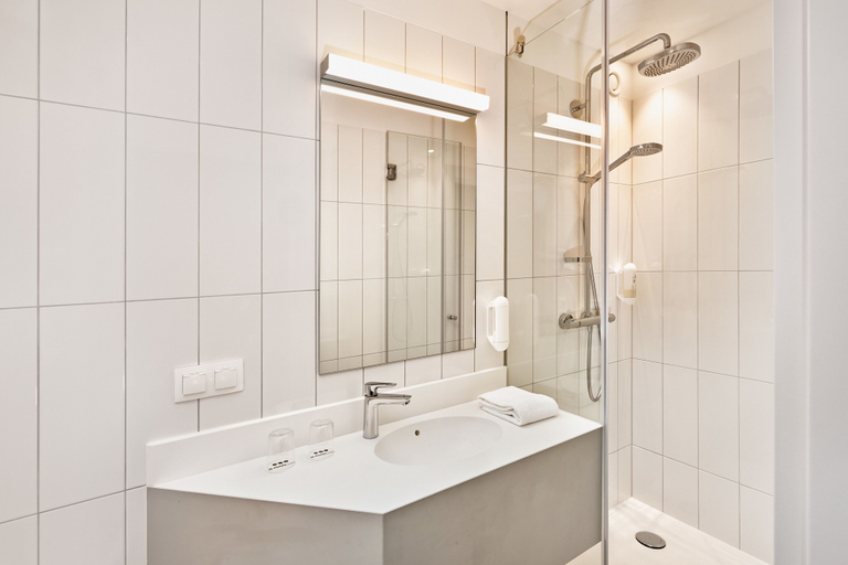 Bathroom 4, H+ Hotel Wien, Wien