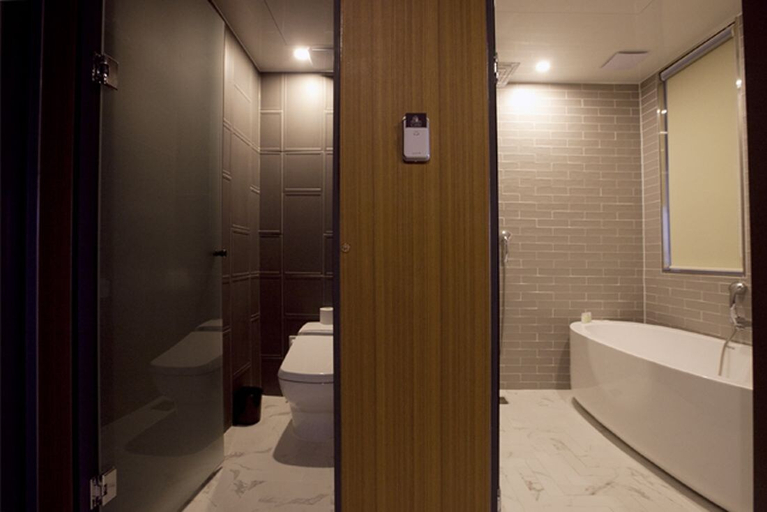 Bathroom 4, Hound Hotel Gwangan, Suyeong