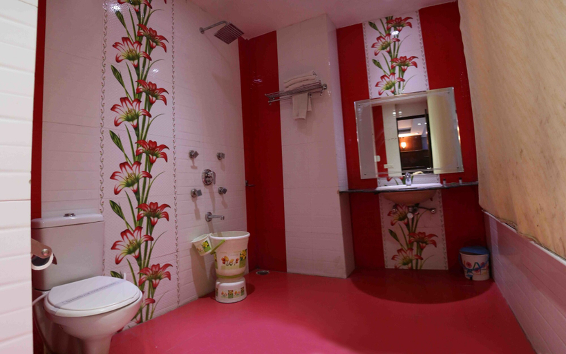 Bathroom 5, Hotel Raj Mandir, Hardwar
