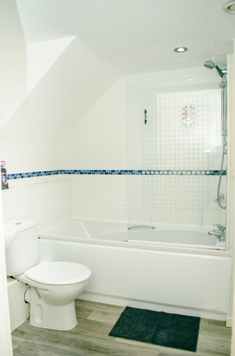 Bathroom 4, Temple Lane, Sefton