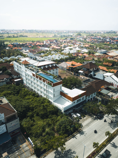 Exterior & Views 28