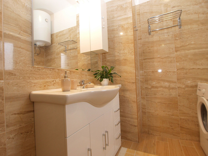 Bathroom 3, Apartment 1540, Pula