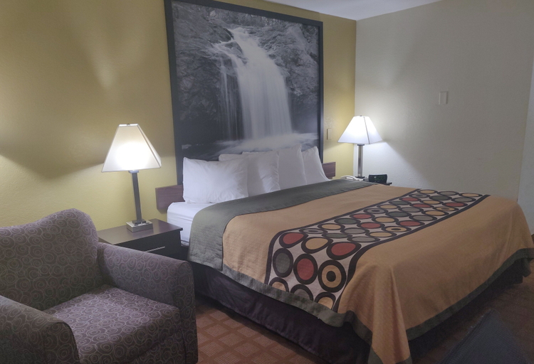 Bedroom 3, Super 8 by Wyndham Rice Lake, Barron
