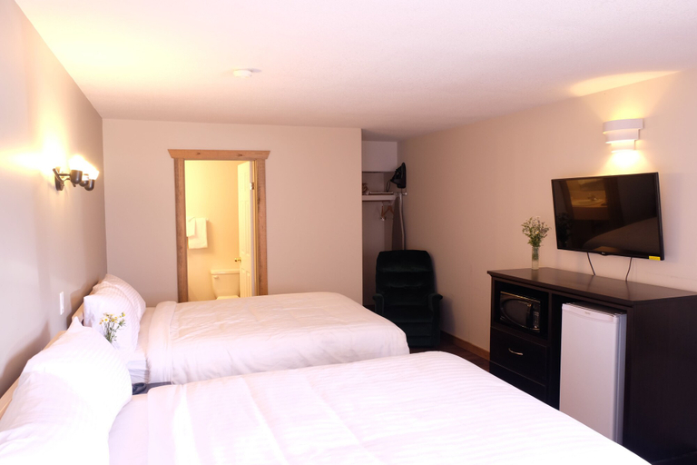 Bedroom 2, Golden Village Lodge, Columbia-Shuswap