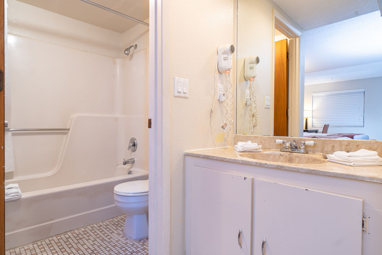 Bathroom 5, Sevilla Inn - Near Medieval Times, Osceola