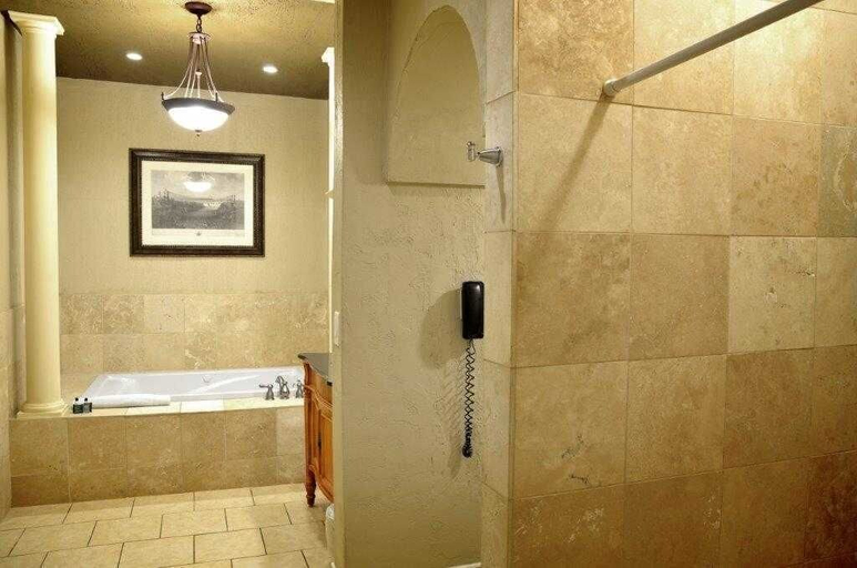 Bathroom 4, Niagara Crossing Hotel & Spa, Niagara