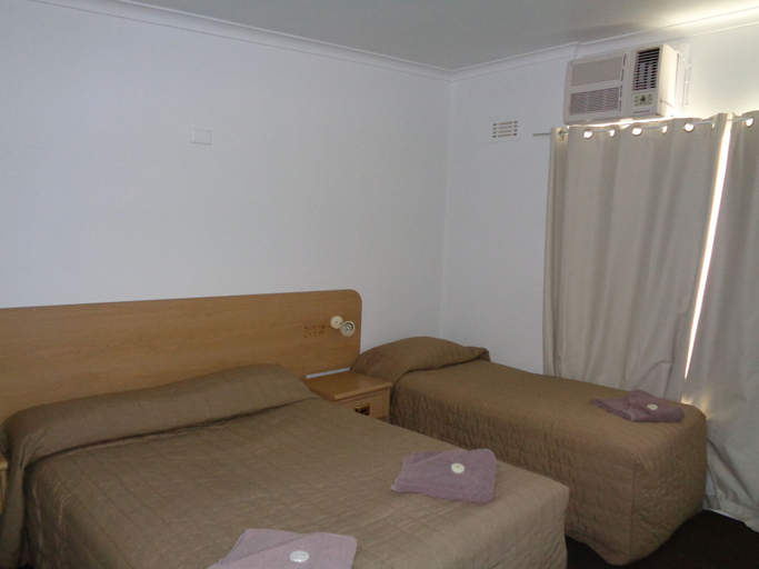 Bedroom 3, Parkway Motel, Queanbeyan