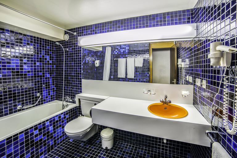 Bathroom 5, Hôtel Central Résidence, Aigle