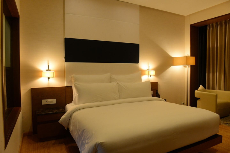 Bedroom 3, Narayani Heights Hotel and Resort, Gandhinagar
