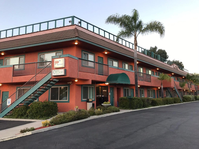Exterior & Views 2, Oakridge Inn, Ventura