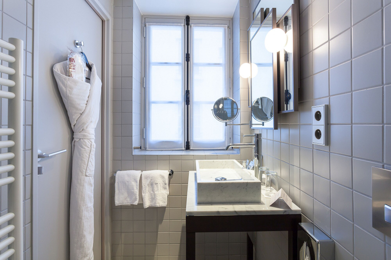 Bathroom 5, Hotel Saint Dominique, Paris
