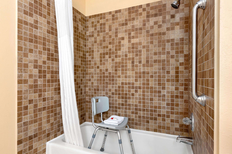 Bathroom 4, Howard Johnson by Wyndham Waterloo/Cedar Falls, Black Hawk