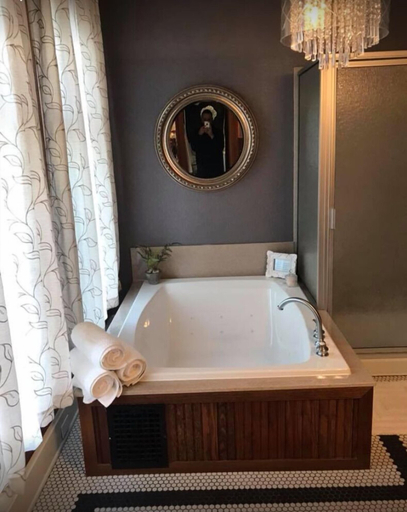 Bathroom 4, Evans Holly Grove Inn B&B, Des Moines