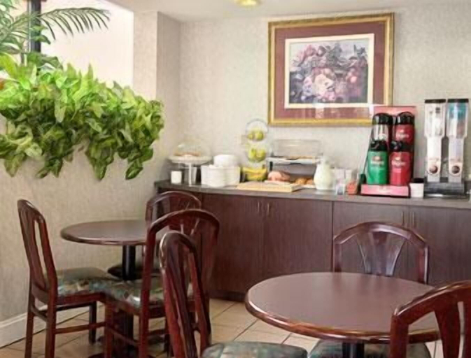 Food & Drinks 5, Days Inn by Wyndham Saint Pauls, Robeson