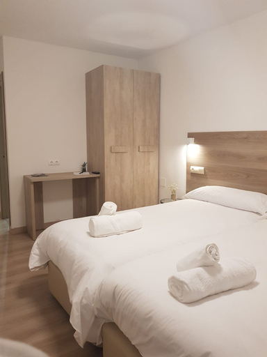 Bedroom 2, Hotel El Cobertizo, Huesca