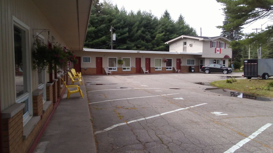 Others 2, Pine Grove Motel, Algoma