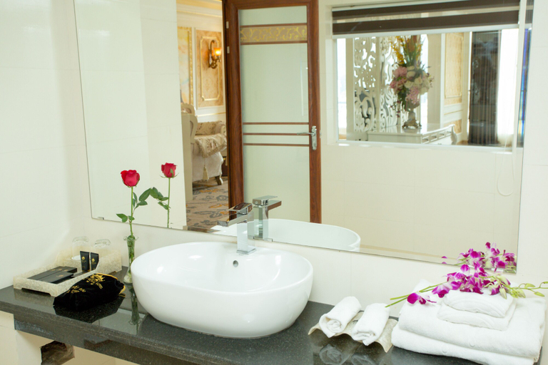 Bathroom 5, Lao Cai Royal Hotel, Lào Cai