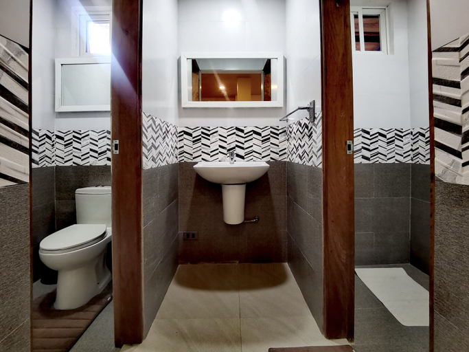 Bathroom 3, Den Den Guesthouse, Basco