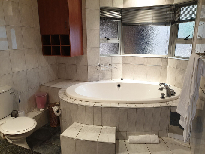 Bathroom 5, The Monte Carlo, City of Tshwane
