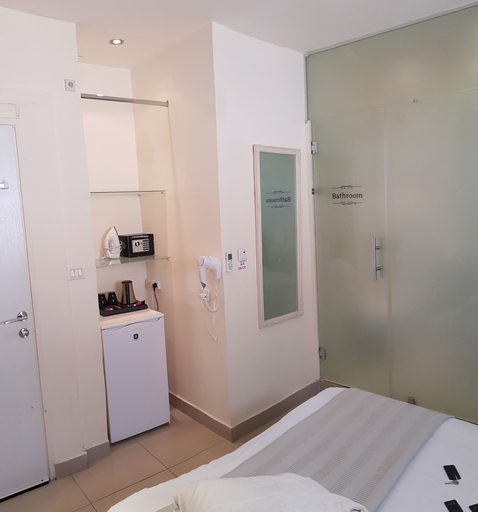 Bedroom 5, Central Hotel