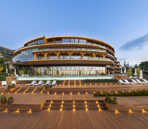 Exterior & Views