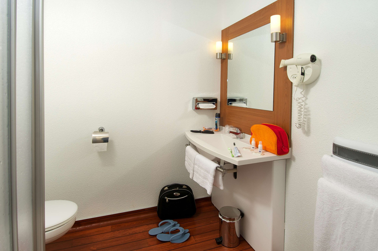 Bathroom 4, Hôtel KYRIAD QUIMPER - Pont-l'Abbé, Finistère