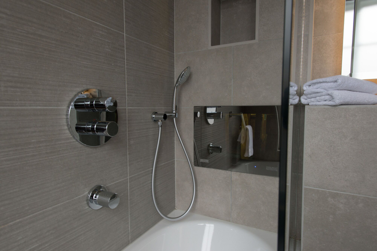 Bathroom 3, The Kings Head Hotel, London