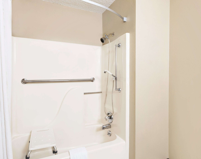 Bathroom 3, Super 8 by Wyndham Keokuk, Lee