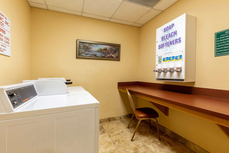 Bathroom 4, La Quinta Inn & Suites by Wyndham Vancouver, Clark
