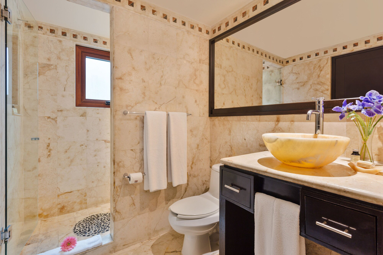 Bathroom 5, El Taj Oceanfront & Beachside Condo Hotel, Cozumel