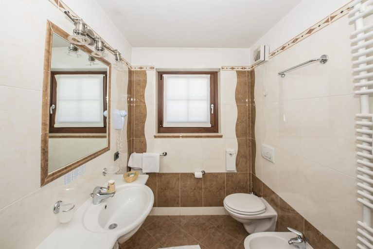Bathroom 4, Hotel Capriolo, Sondrio