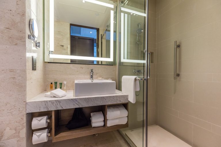 Bathroom 5, Hilton Garden Inn Hong Kong Mongkok, Kowloon