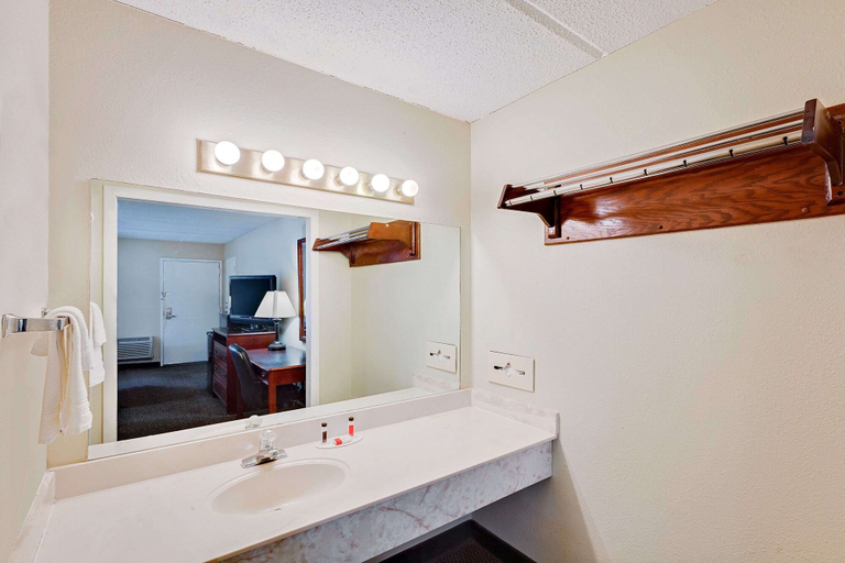 Bathroom 4, Days Inn by Wyndham Bay City, Matagorda