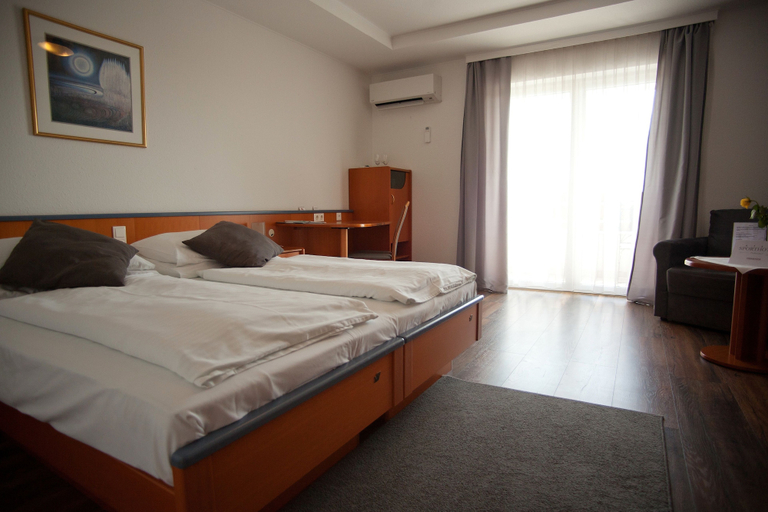 Bedroom 3, Sporthotel Podersdorf, Neusiedl am See