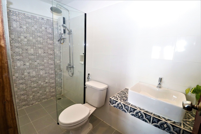 Bathroom 5, Grand Elevation Hotel, Phnom Penh