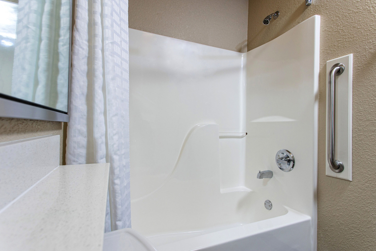Bathroom 5, Candlewood Suites APPLETON, Outagamie