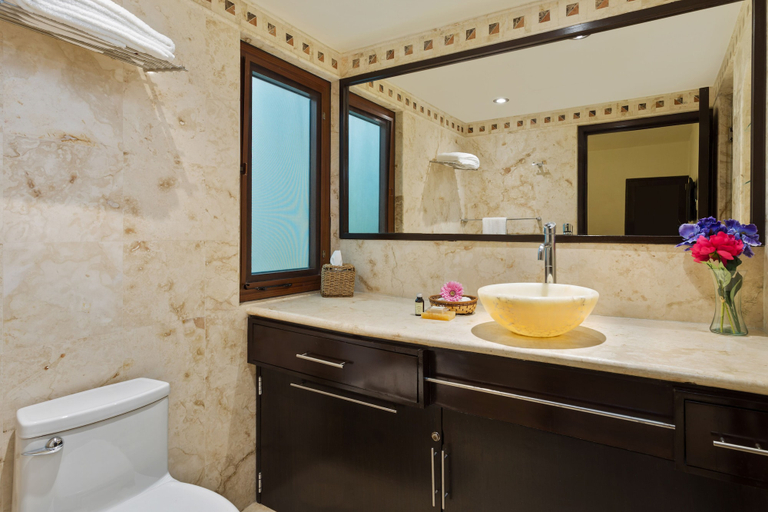 Bathroom 5, El Taj Oceanfront & Beachside Condo Hotel, Cozumel