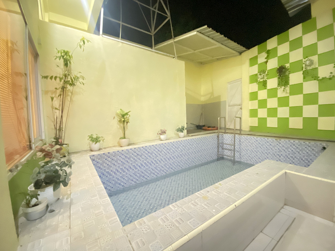 Bathroom 2, Homestay RN near Taman Bambu Runcing Polewali Mitra RedDoorz, Polewali Mandar