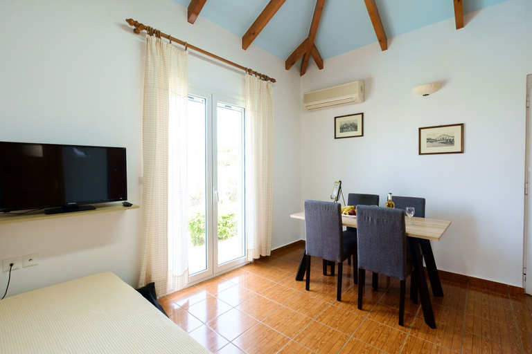 In-room dining 5, Chill & Relax Home with Pool near Beach, Crete