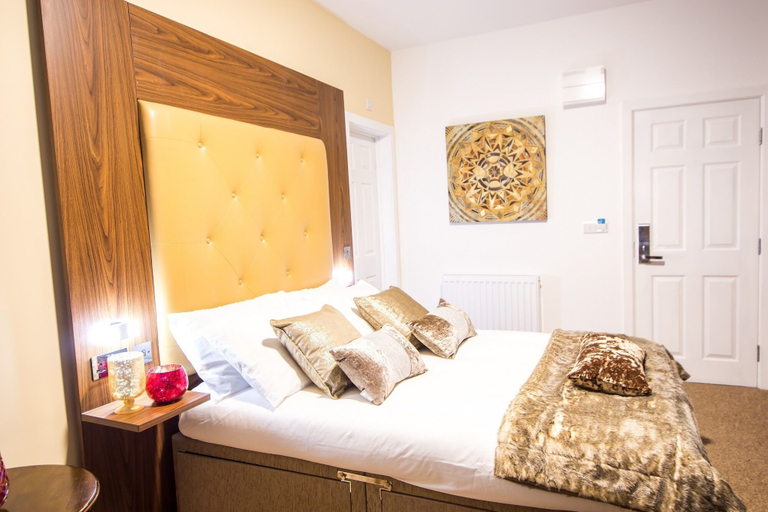 Bedroom 2, Trivelles Gatwick, West Sussex