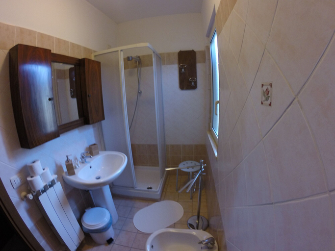 Bathroom 5, I Cardinali, Rome